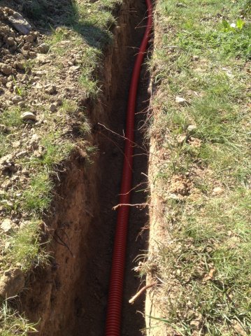 Avion-výkop pro kabel NN