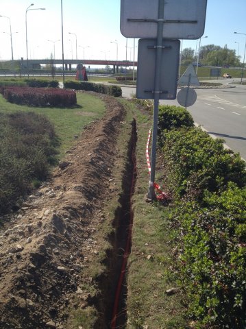 Avion-výkop pro kabel NN