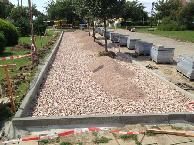 Hrušovany-odstavná stání-zámková dlažba