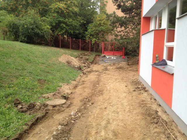 MŠ Kárníkova-zámková dlažba