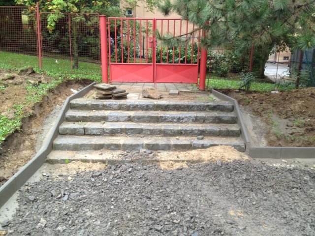 MŠ Kárníkova-zámková dlažba