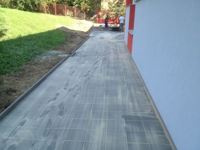 MŠ Kárníkova-zámková dlažba