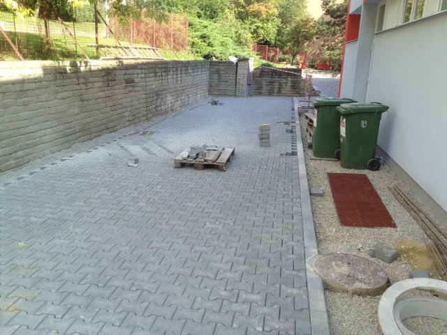 MŠ Kárníkova-zámková dlažba