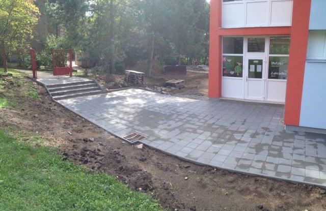 MŠ Kárníkova-zámková dlažba