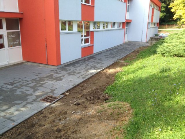 MŠ Kárníkova-zámková dlažba