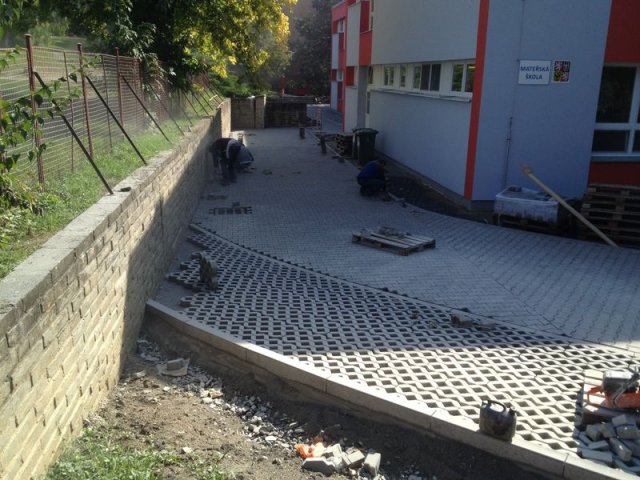 MŠ Kárníkova-zámková dlažba