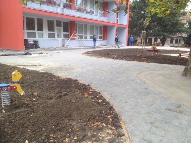 MŠ Kárníkova-zámková dlažba