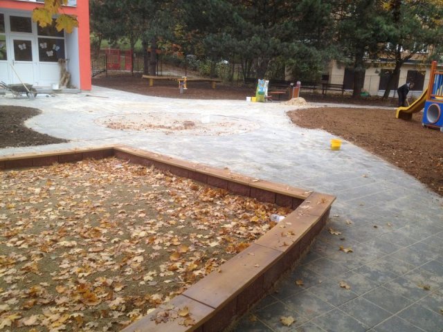 MŠ Kárníkova-zámková dlažba