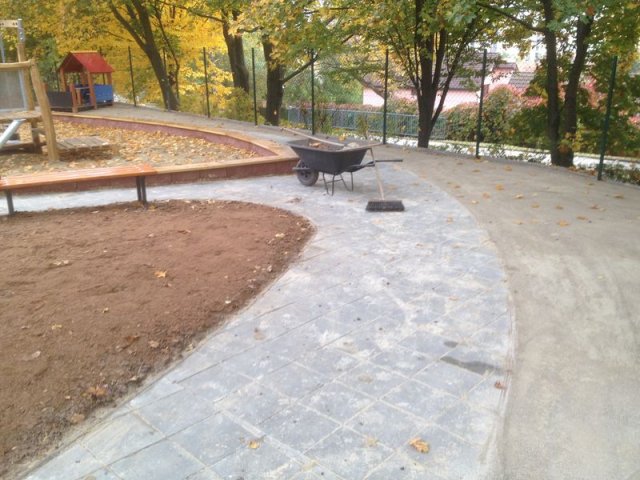 MŠ Kárníkova-zámková dlažba