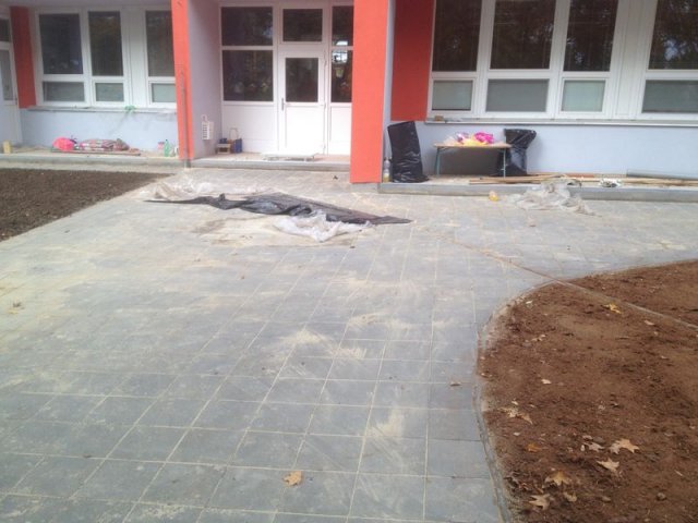 MŠ Kárníkova-zámková dlažba