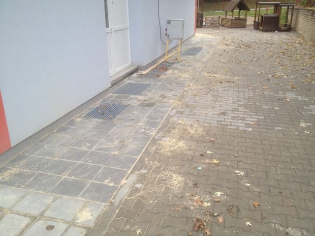 MŠ Kárníkova-zámková dlažba