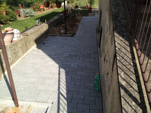 Mokra-zámková dlažba