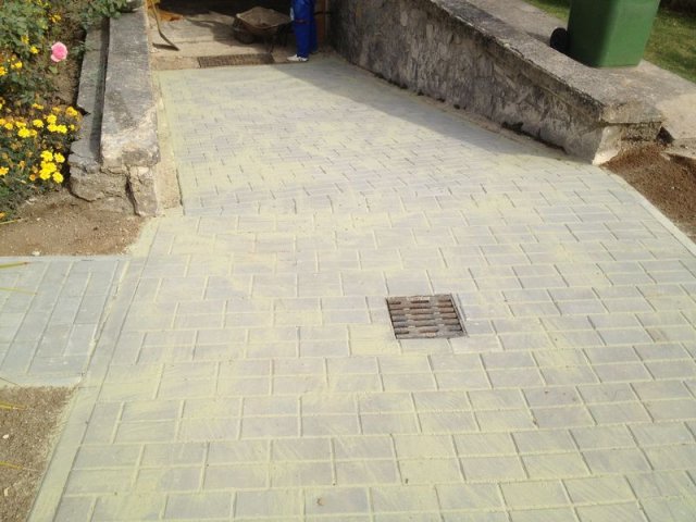 Mokra-zámková dlažba