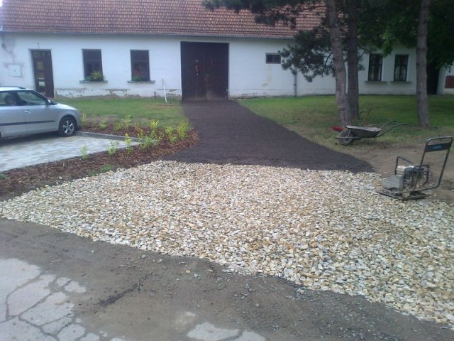 Rajhradice-vjezd z asf.recyklátu