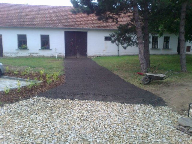 Rajhradice-vjezd z asf.recyklátu