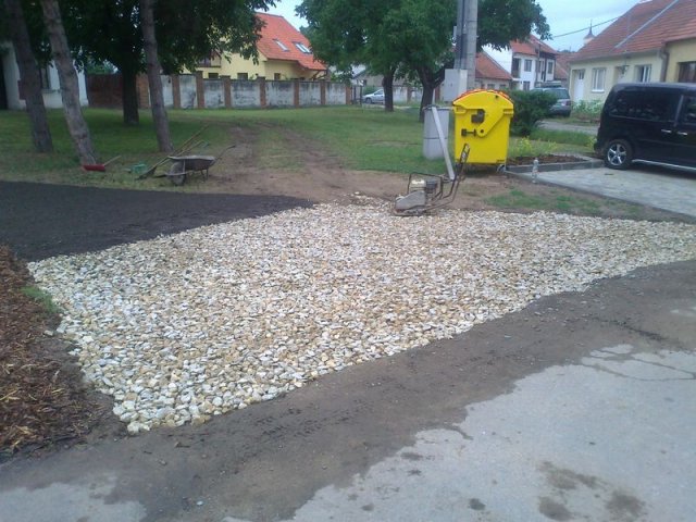 Rajhradice-vjezd z asf.recyklátu