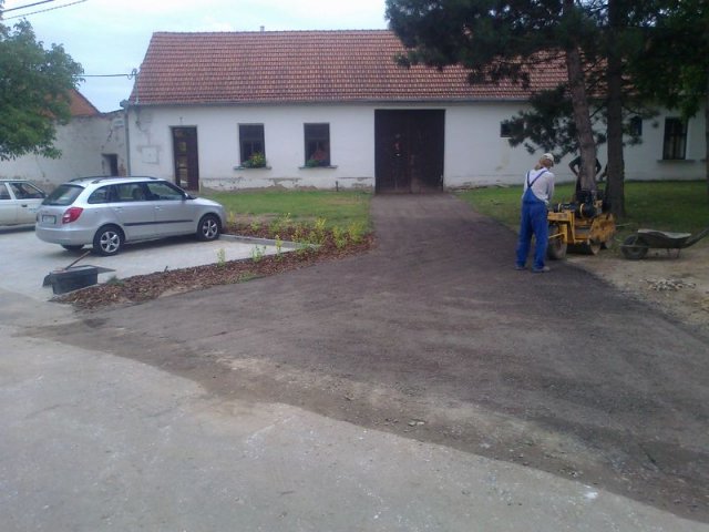 Rajhradice-vjezd z asf.recyklátu