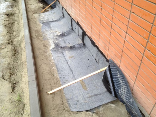 Skřivanova-okapový chodník