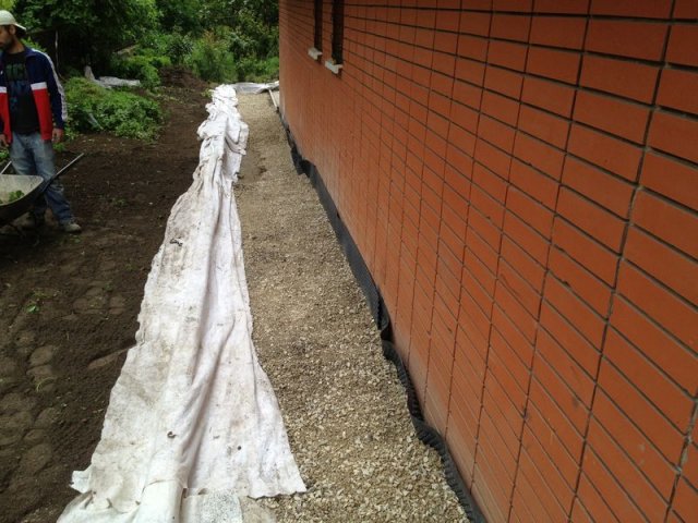 Skřivanova-okapový chodník